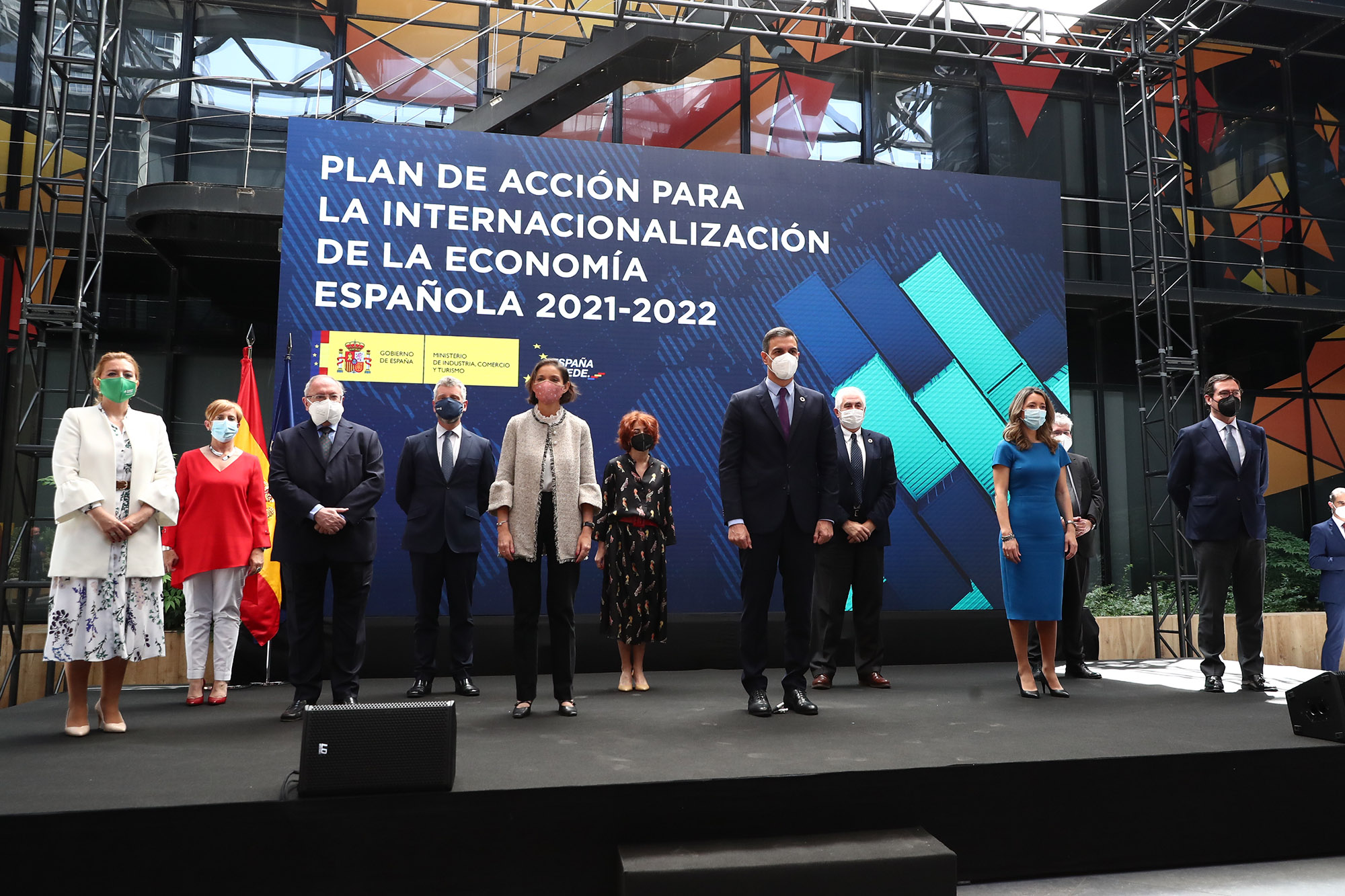 Pedro Sánchez y Reyes Maroto junto a los asistentes a la presentación del plan