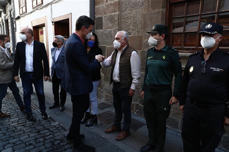 27/12/2021. Pedro Sánchez visita La Palma tras el fin de la erupción del volcán. El presidente del Gobierno, Pedro Sánchez, saluda los miemb...