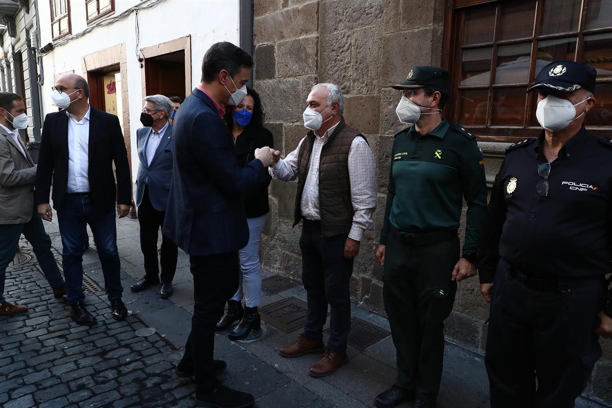 27/12/2021. Pedro Sánchez visita La Palma tras el fin de la erupción del volcán. El presidente del Gobierno, Pedro Sánchez, saluda los miemb...