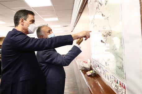 27/12/2021. Pedro Sánchez visita La Palma tras el fin de la erupción del volcán. El presidente del Gobierno, Pedro Sánchez, junto al preside...