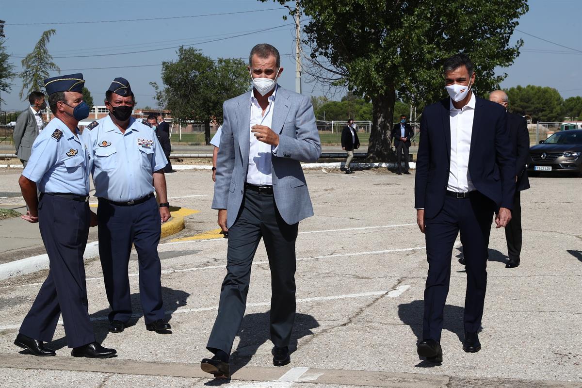 28/08/2021. Visita a Torrejón. El presidente del Gobierno, Pedro Sánchez, junto al rey Felipe VI, durante su visita al dispositivo temporal ...