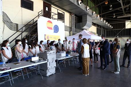 28/08/2021. Visita a Torrejón. El presidente del Gobierno, Pedro Sánchez, junto al rey Felipe VI, durante su visita al dispositivo temporal ...