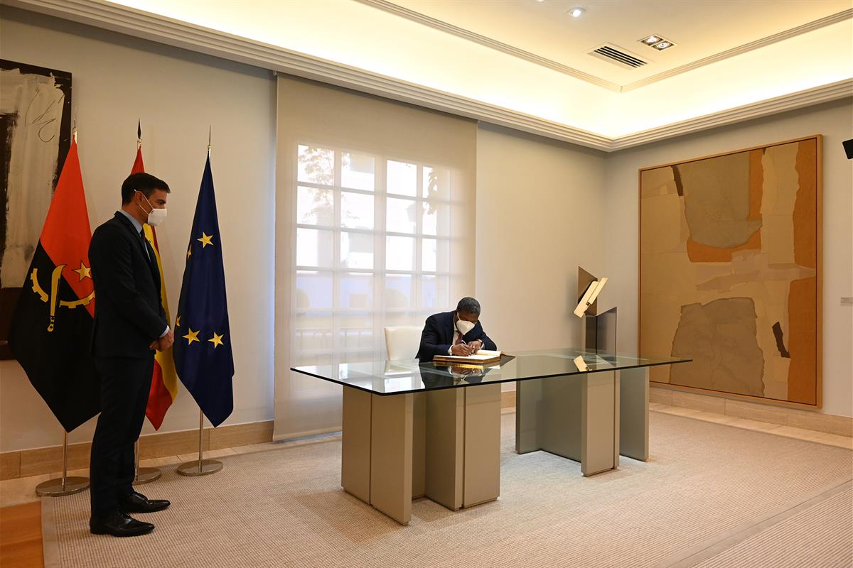 28/09/2021. Pedro Sánchez recibe al presidente de Angola. El presidente del Gobierno, Pedro Sánchez, acompaña al presidente de Angola, João ...