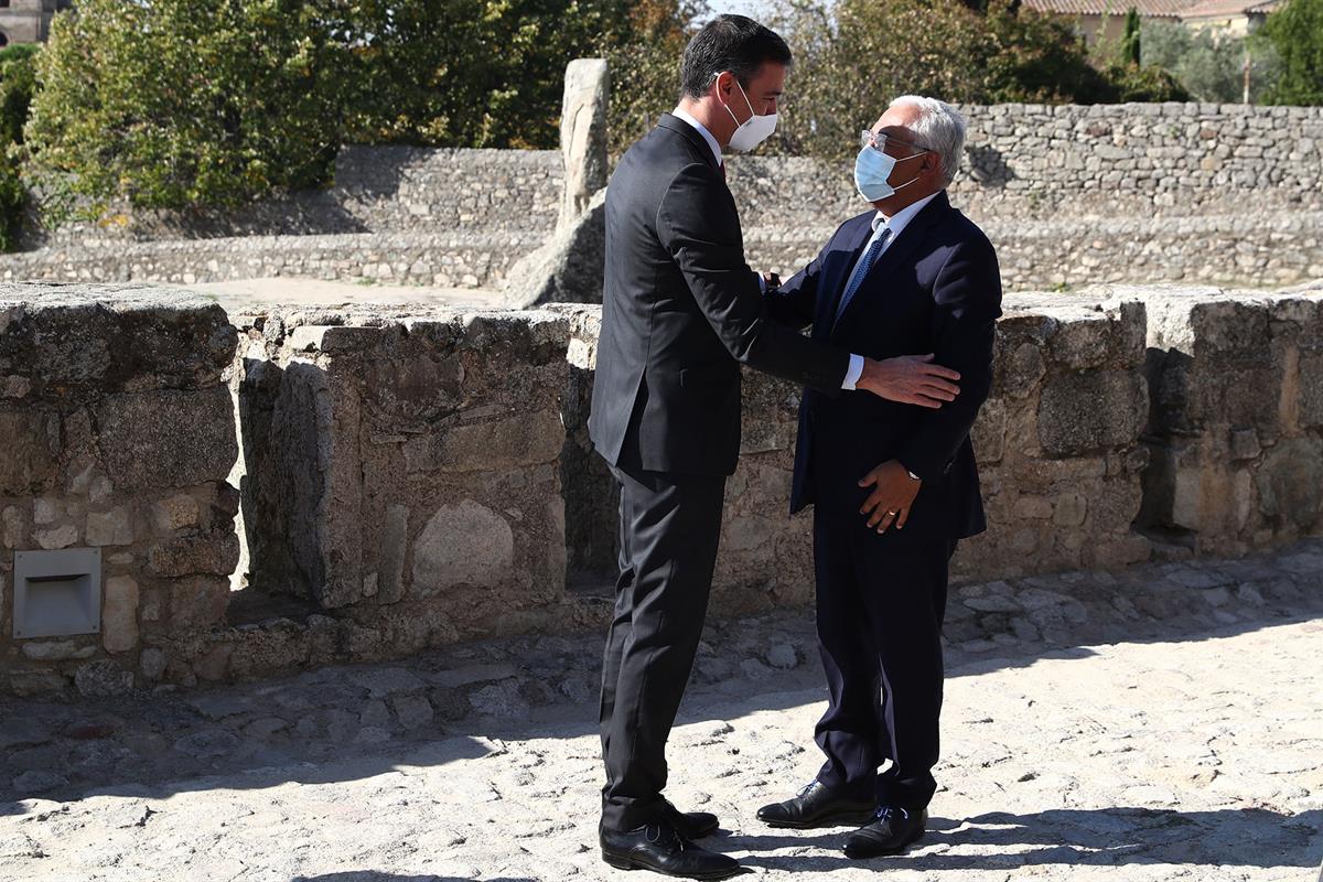 28/10/2021. XXXII Cumbre Hispano-Portuguesa. El presidente del Gobierno, Pedro Sánchez, recibe al primer ministro de la República Portuguesa...