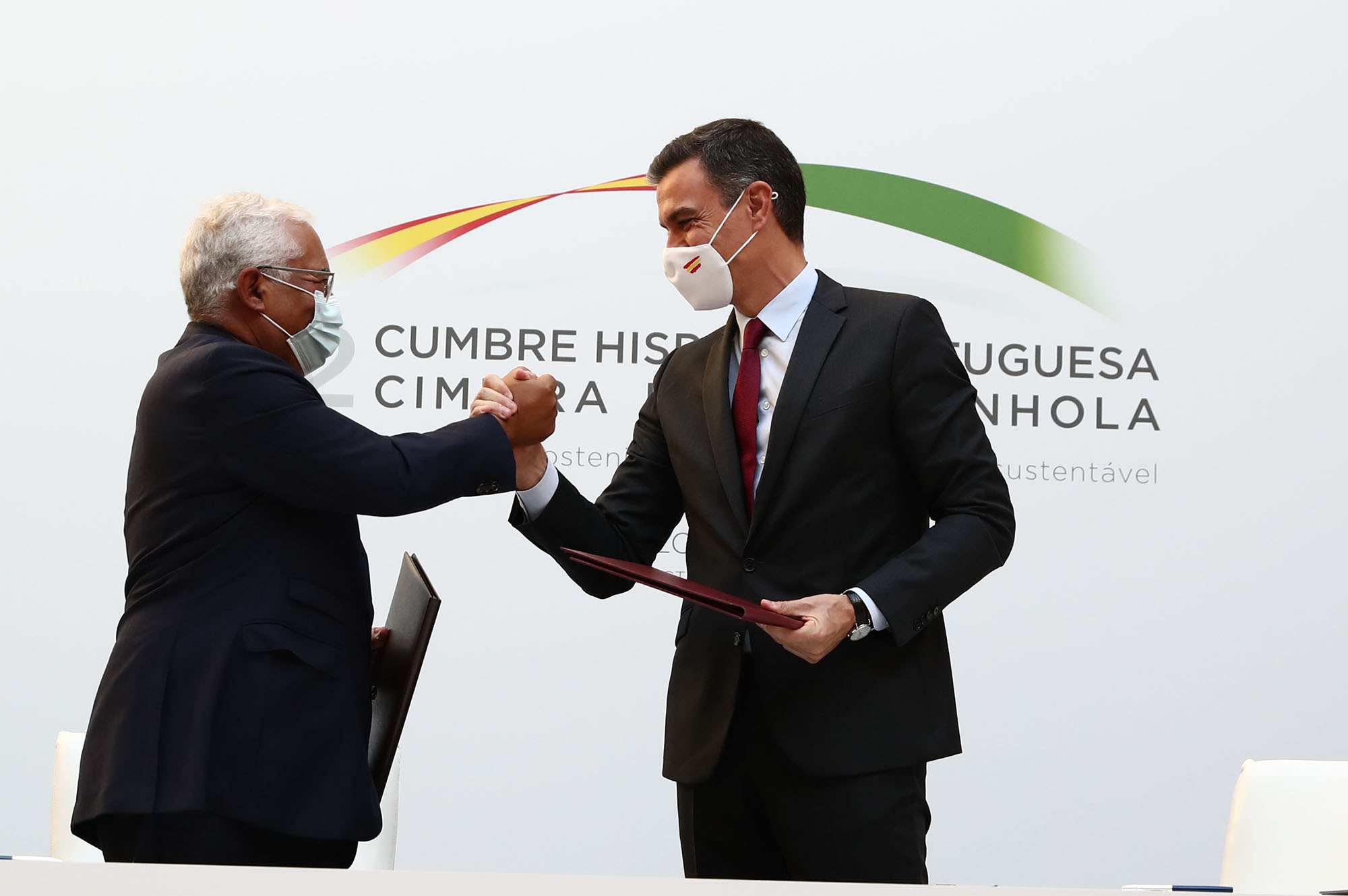 Pedro Sánchez y el primer ministro de Portugal, António Costa, tras la firma de acuerdos