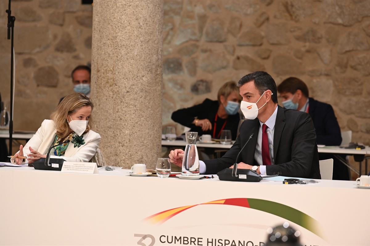 28/10/2021. XXXII Cumbre Hispano-Portuguesa. El presidente del Gobierno, Pedro Sánchez, conversa con la vicepresidenta primera y ministra de...