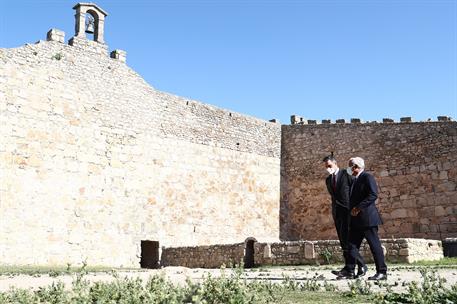 28/10/2021. XXXII Cumbre Hispano-Portuguesa. El presidente del Gobierno, Pedro Sánchez, pasea junto al primer ministro de la República Portu...