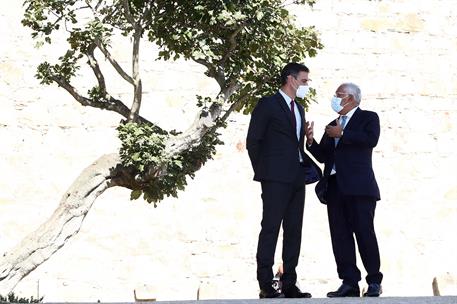 28/10/2021. XXXII Cumbre Hispano-Portuguesa. El presidente del Gobierno, Pedro Sánchez, conversa con el primer ministro de la República Port...