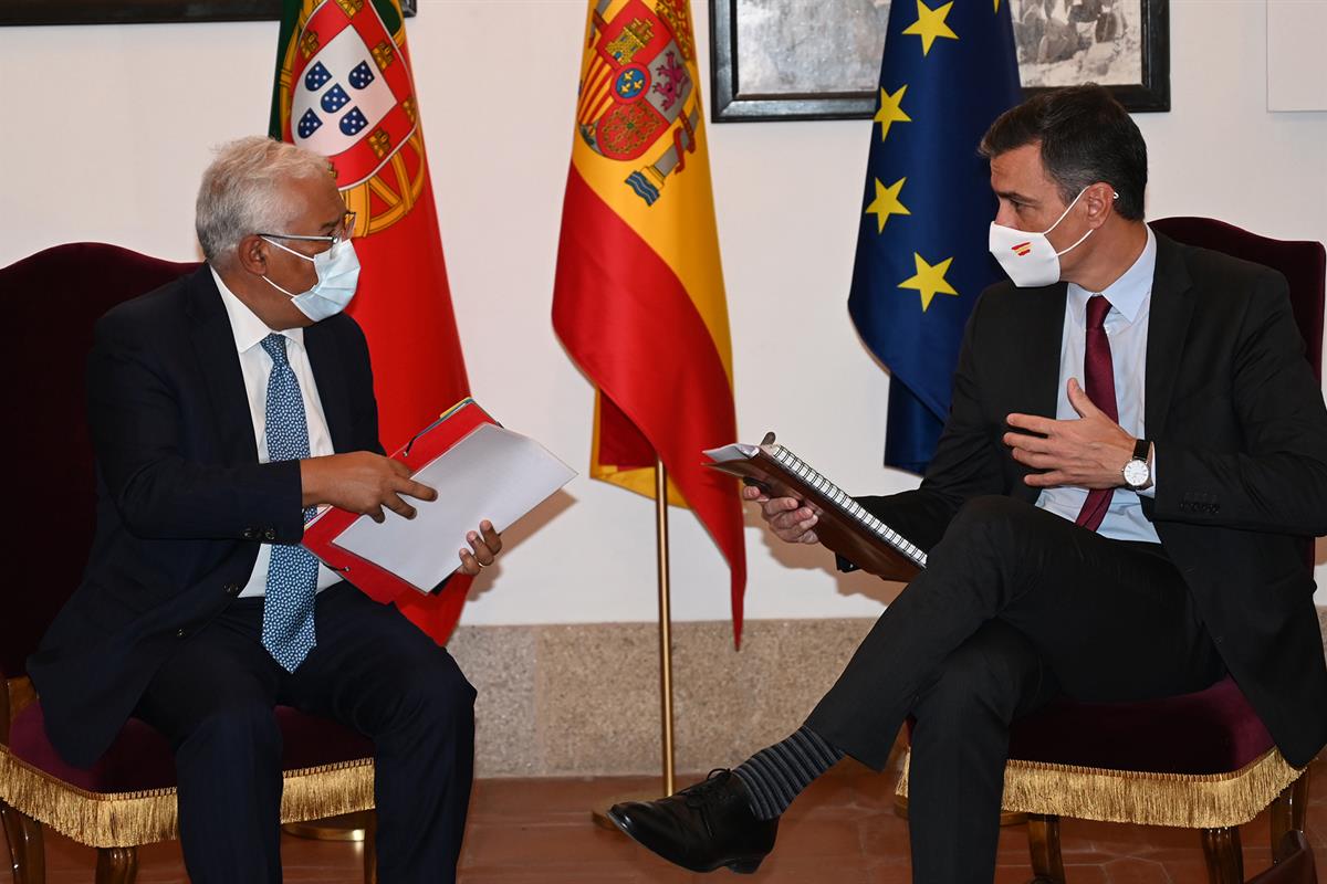 28/10/2021. XXXII Cumbre Hispano-Portuguesa. El presidente del Gobierno, Pedro Sánchez, conversa con el primer ministro de la República Port...