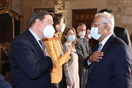 28/10/2021. XXXII Cumbre Hispano-Portuguesa. El ministro de Agricultura, Pesca y Alimentación, Luis Planas, saluda al primer ministro de la ...