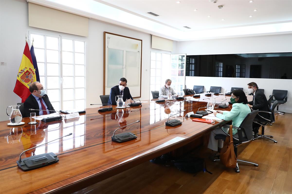 29/03/2021. Sánchez preside el Comité de Seguimiento del Coronavirus. El presidente del Gobierno, Pedro Sánchez, junto a la ministra de Sani...