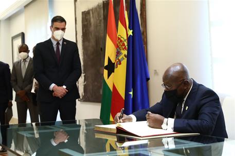 29/03/2021. Pedro Sánchez presenta el Foco África 2023. El presidente de la República de Ghana, Nana Akufo-Addo, firma en el libro de honor.