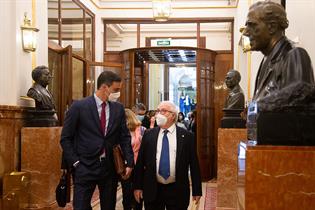 El presidente del Gobierno, Pedro Sánchez, y el ministro de Universidad, Manuel Castells