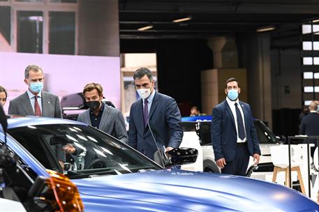 30/09/2021. Pedro Sánchez visita el Salón del Automóvil (Automobile Barcelona 2021). El presidente del Gobierno, Pedro Sánchez, junto al rey...