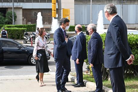 30/09/2021. Pedro Sánchez visita el Salón Internacional del Automóvil en Barcelona. El presidente del Gobierno, Pedro Sánchez, acompañado de...