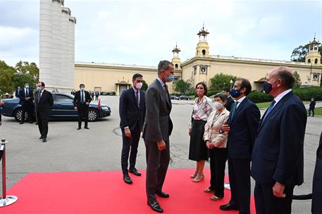 30/09/2021. Pedro Sánchez visita el Salón del Automóvil (Automobile Barcelona 2021). El presidente del Gobierno, Pedro Sánchez, acompaña al ...