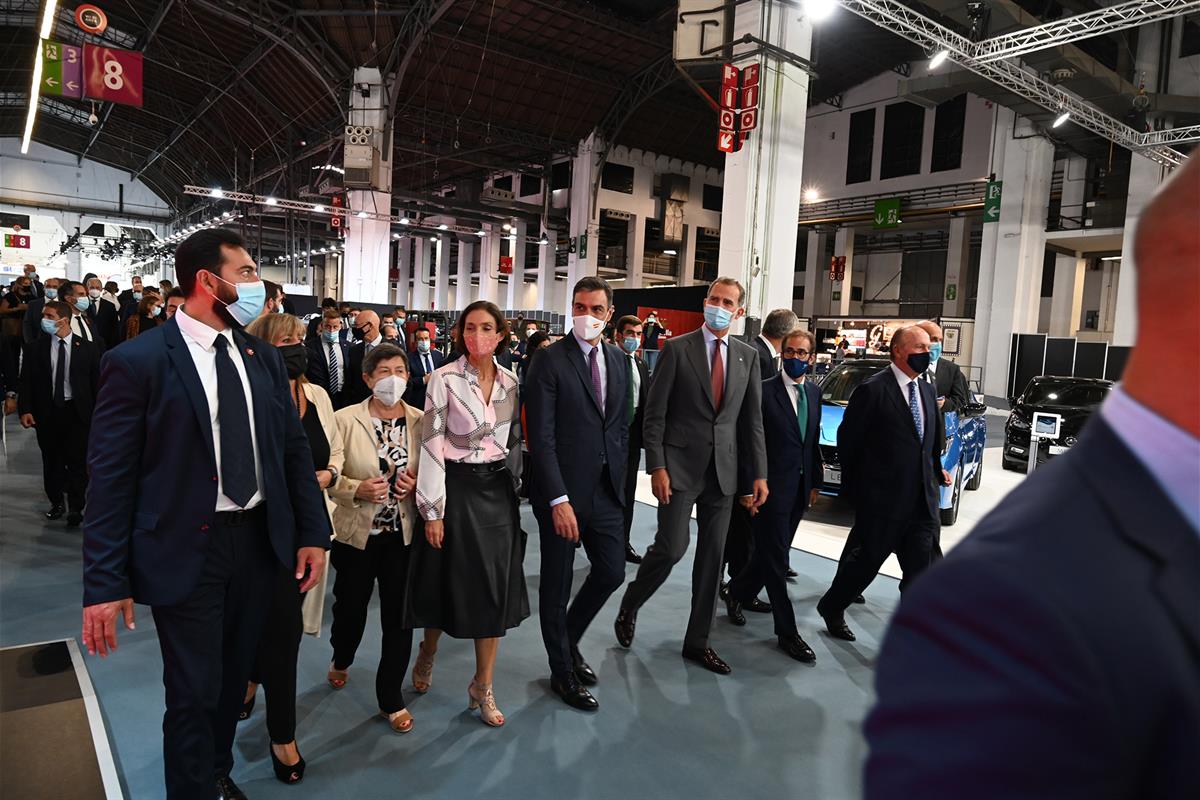 30/09/2021. Pedro Sánchez visita el Salón del Automóvil (Automobile Barcelona 2021). El rey Felipe VI, el presidente del Gobierno, Pedro Sán...