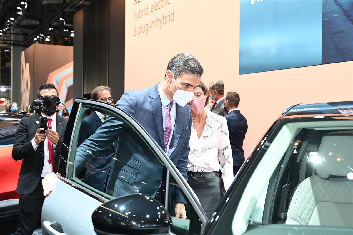 30/09/2021. Pedro Sánchez visita el Salón del Automóvil (Automobile Barcelona 2021). El presidente del Gobierno, Pedro Sánchez, junto a la m...