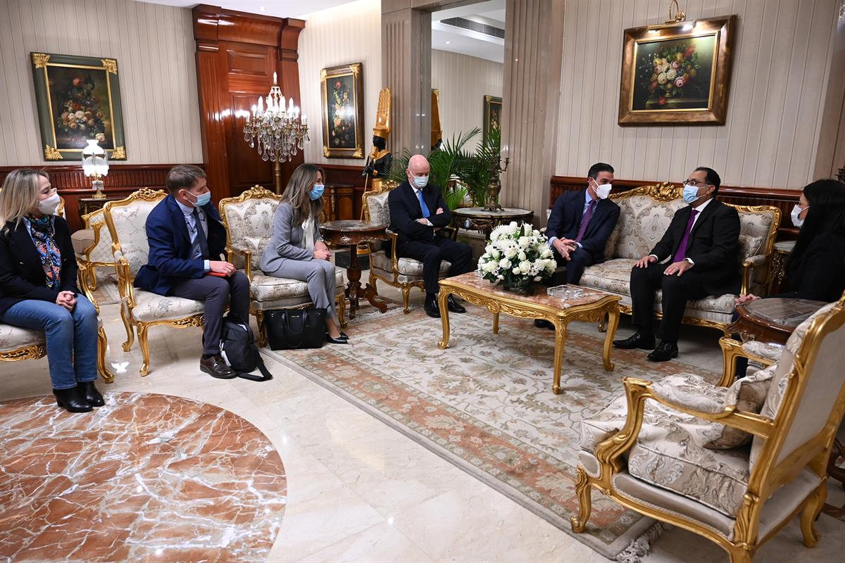 30/11/2021. Viaje de Pedro Sánchez a la República Árabe de Egipto. El presidente del Gobierno, Pedro Sánchez, se reúne con el primer ministr...