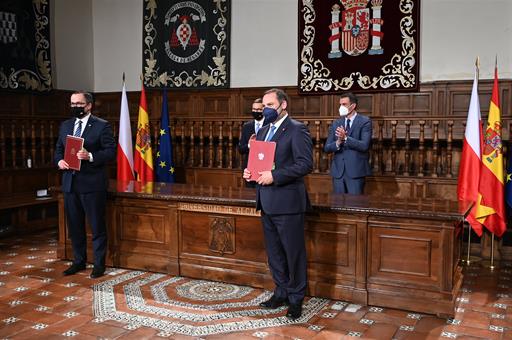 El ministro José Luis Ábalos y su homólogo polaco, Andrzej Adamczyk, tras la firma del acuerdo en la cumbre hispano-polaca