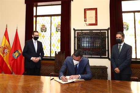 31/05/2021. Pedro Sánchez preside la XIII Cumbre Hispano-Polaca. El presidente del Gobierno, Pedro Sánchez, firma en el libro de honor del A...