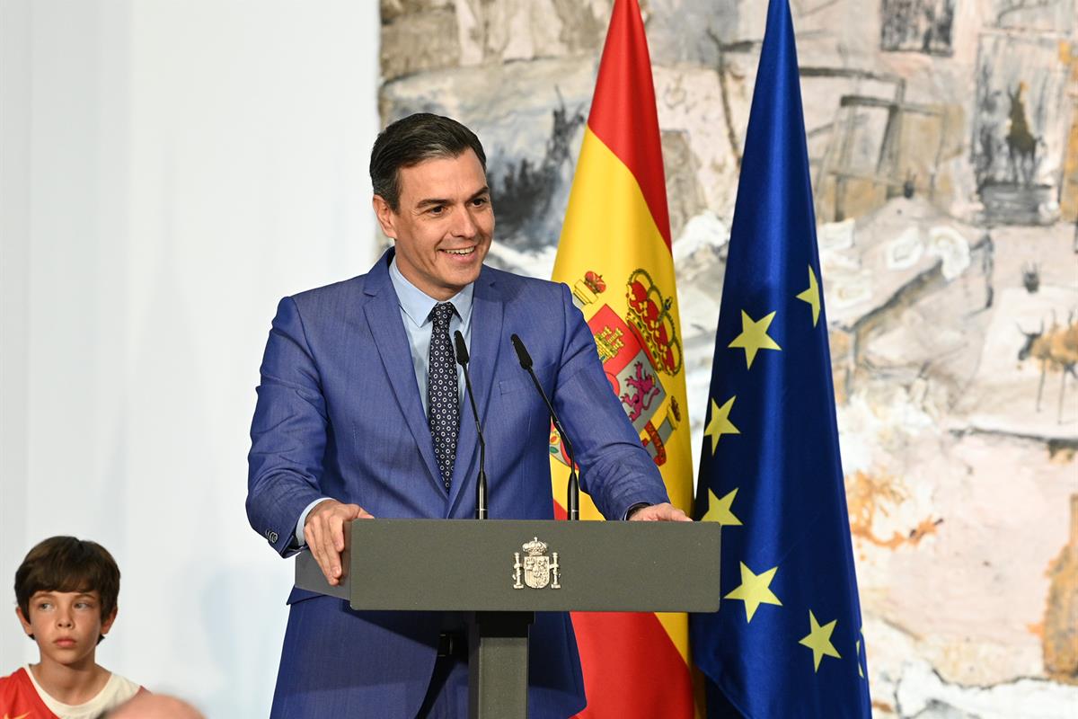 2/06/2022. Sánchez preside el acto de entrega de la Gran Cruz del Mérito Deportivo a Pau Gasol. El presidente del Gobierno, Pedro Sánchez, d...