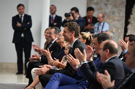 2/06/2022. Sánchez preside el acto de entrega de la Gran Cruz del Mérito Deportivo a Pau Gasol. Gasol y su familia, Pedro Sánchez y el minis...