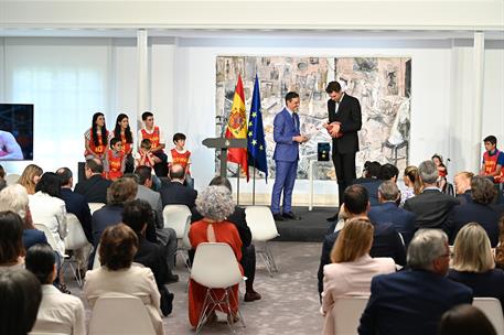 2/06/2022. Sánchez preside el acto de entrega de la Gran Cruz del Mérito Deportivo a Pau Gasol. Pedro Sánchez recibe de Pau Gasol un balón d...