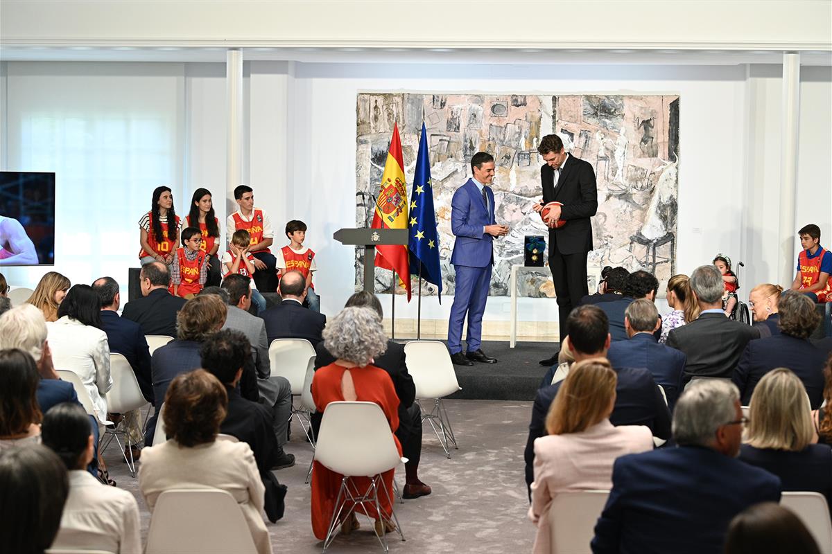 2/06/2022. Sánchez preside el acto de entrega de la Gran Cruz del Mérito Deportivo a Pau Gasol. Pedro Sánchez recibe de Pau Gasol un balón d...
