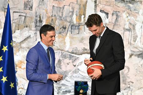 2/06/2022. Sánchez preside el acto de entrega de la Gran Cruz del Mérito Deportivo a Pau Gasol. Pedro Sánchez observa a Pau Gasol mientras f...