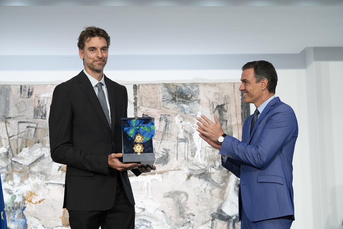 2/06/2022. Sánchez preside el acto de entrega de la Gran Cruz del Mérito Deportivo a Pau Gasol. Pedro Sánchez aplaude a Pau Gasol, que sosti...
