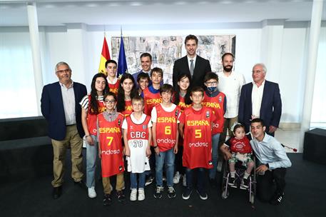 2/06/2022. Sánchez preside el acto de entrega de la Gran Cruz del Mérito Deportivo a Pau Gasol. Pedro Sánchez y Pau Gasol con un grupo de ni...