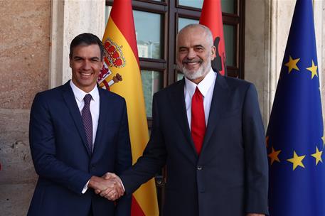 1/08/2022. El presidente del Gobierno, Pedro S&#225;nchez, viaja a Albania. Saludo del presidente del Gobierno, Pedro S&#225;nchez, con el Primer Mini...