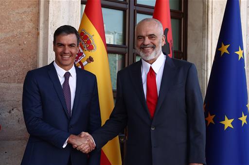 1/08/2022. El presidente del Gobierno, Pedro Sánchez, viaja a Albania. Saludo del presidente del Gobierno, Pedro Sánchez, con el Primer Mini...