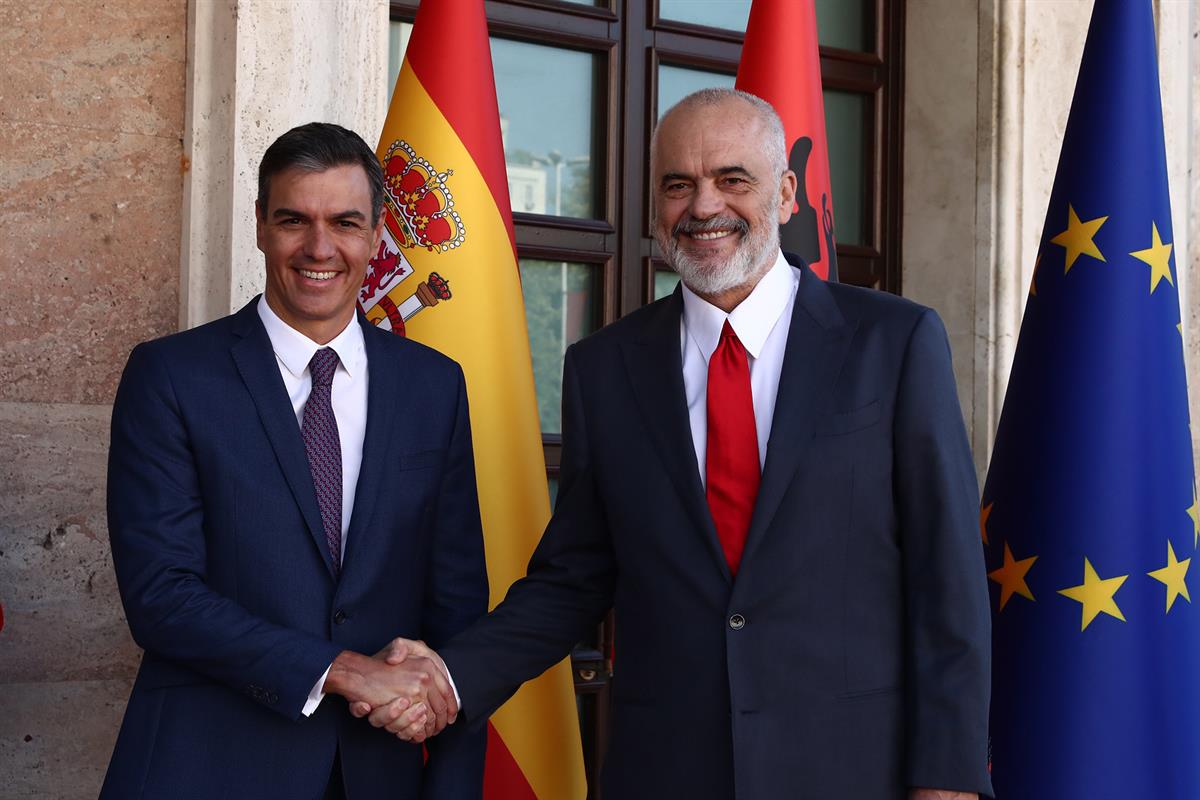 1/08/2022. El presidente del Gobierno, Pedro Sánchez, viaja a Albania. Saludo del presidente del Gobierno, Pedro Sánchez, con el Primer Mini...