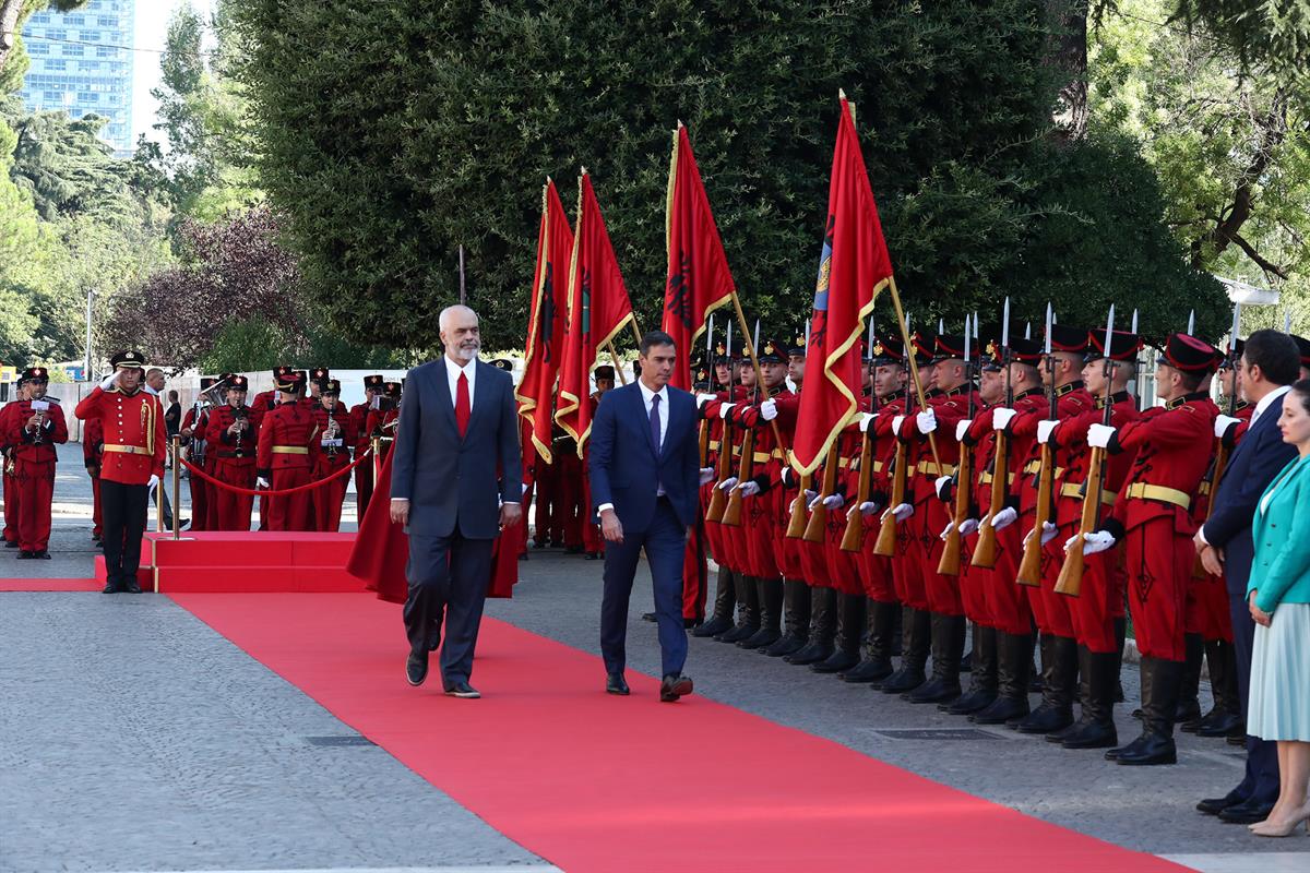 1/08/2022. El presidente del Gobierno, Pedro Sánchez, viaja a Albania. Llegada de Pedro Sánchez a Albania