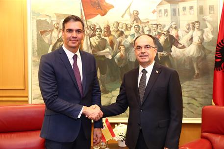 1/08/2022. El presidente del Gobierno, Pedro Sánchez, viaja a Albania. Saludo entre el presidente del Gobierno, Pedro Sánchez, y el presiden...