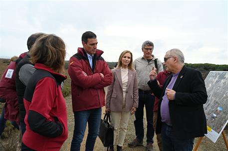1/12/2022. Pedro Sánchez visita el Parque Nacional de Doñana. El presidente del Gobierno, Pedro Sánchez, escucha las explicaciones sobre las...