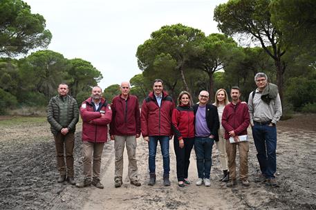 1/12/2022. Pedro Sánchez visita el Parque Nacional de Doñana. Foto de familia tras la visita al Parque Nacional de Doñana del presidente del...