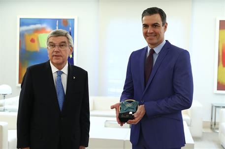 2/06/2022. Pedro Sánchez mantiene un encuentro con el presidente del COI, Thomas Bach. Pedro Sánchez recibe un obsequio del presidente del C...