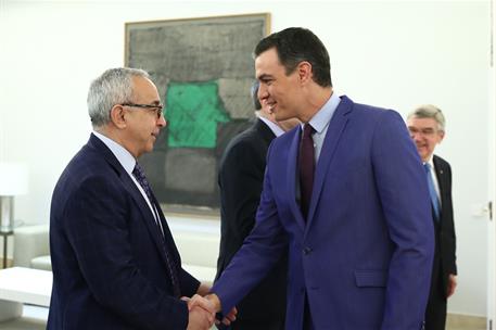 2/06/2022. Pedro Sánchez mantiene un encuentro con el presidente del COI, Thomas Bach. Pedro Sánchez saluda al presidente del Comité Olímpic...