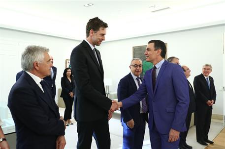 2/06/2022. Pedro S&#225;nchez mantiene un encuentro con el presidente del COI, Thomas Bach. Pedro S&#225;nchez saluda al exjugador de baloncesto, Pau Gasol.