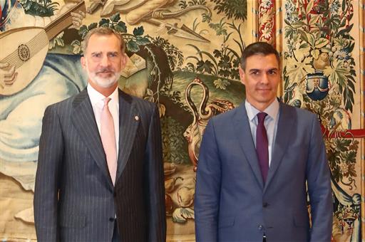 El presidente del Gobierno, Pedro Sánchez, junto al rey Felipe VI, quien le ha recibido en el Palacio de La Almudaina.