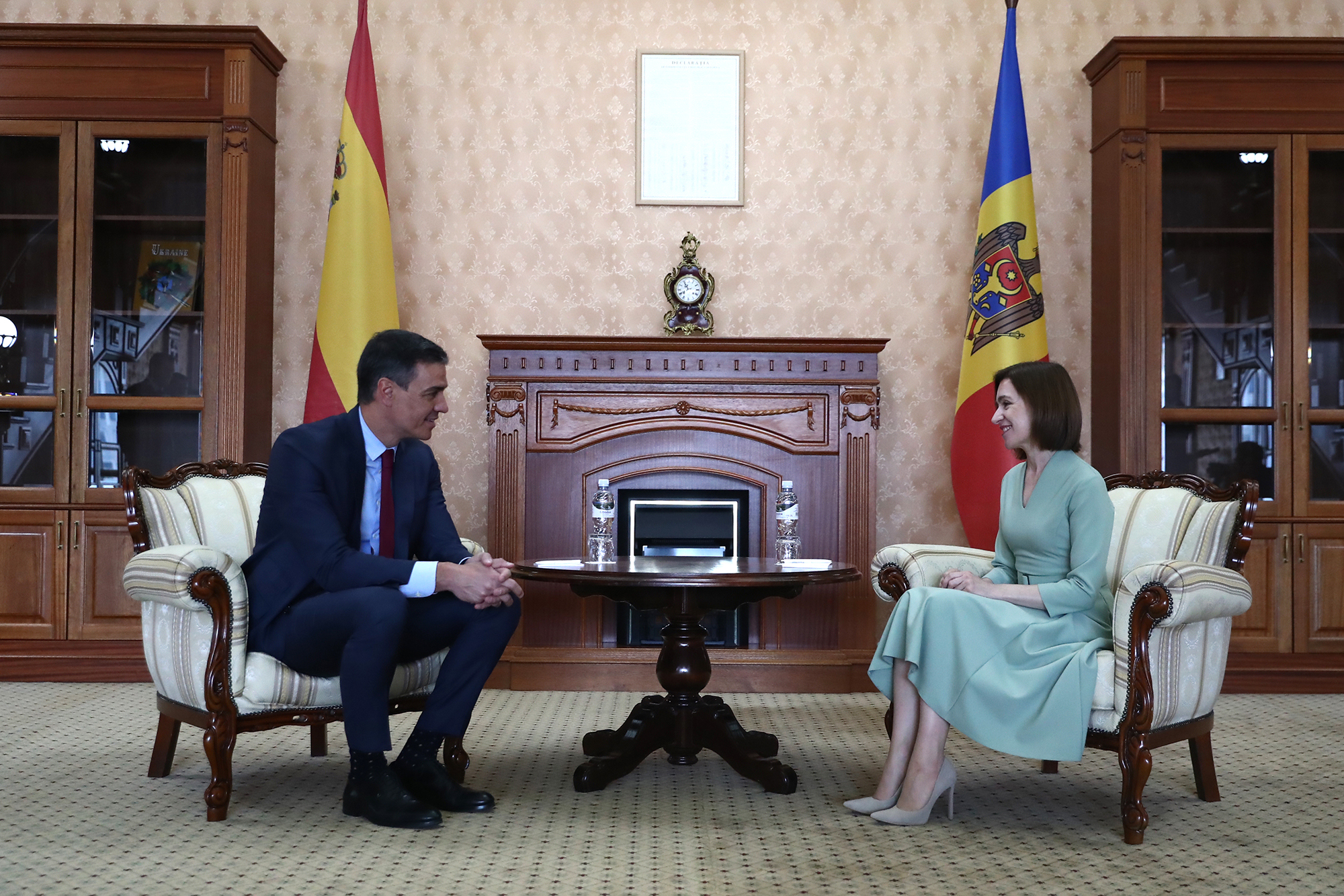 Pedro Sánchez junto a la presidenta de Moldavia