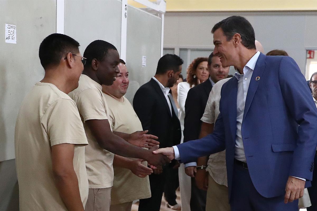 3/10/2022. Pedro Sánchez visita Mallorca. El presidente del Gobierno, Pedro Sánchez, saluda al personal de la fábrica CAROB.