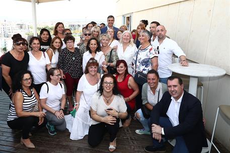 3/10/2022. Pedro S&#225;nchez visita Mallorca. Foto de familia del presidente del Gobierno, Pedro S&#225;nchez, y representantes del colectivo de cama...