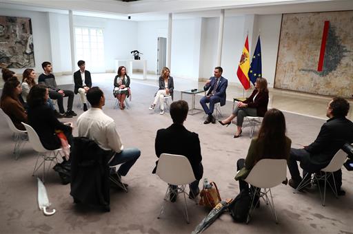 Pedro Sánchez recibe a un grupo de jóvenes españoles que participarán en la COP27