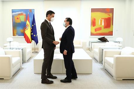 4/03/2022. Pedro Sánchez recibe al periodista Arsenio Escolar. El presidente del Gobierno, Pedro Sánchez saluda al periodista Arsenio Escola...