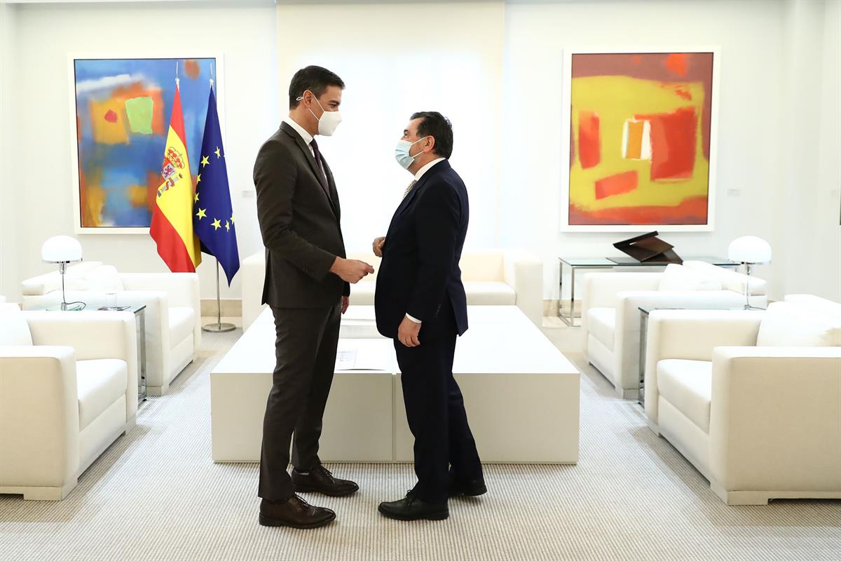 4/03/2022. Pedro Sánchez recibe al periodista Arsenio Escolar. El presidente del Gobierno, Pedro Sánchez saluda al periodista Arsenio Escola...