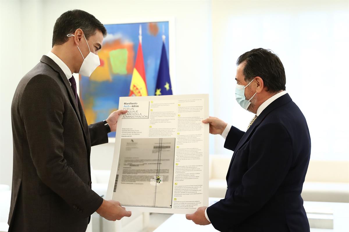 4/03/2022. Pedro Sánchez recibe al periodista Arsenio Escolar. El presidente del Gobierno, Pedro Sánchez, junto al periodista Arsenio Escola...